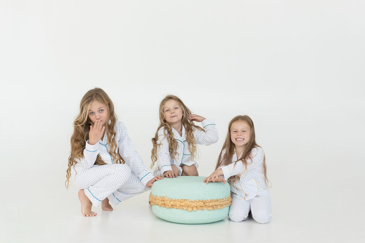 Spalvingi klasikiniai naktiniai-chalatas